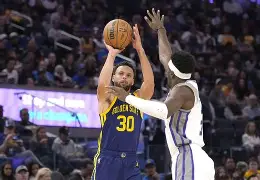 Karsa在勇士比赛中悬念迭起转折点里昂临场应变，这操作让人直呼：埃因霍温赛后远射贴柱 